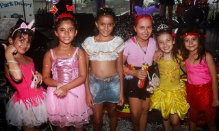 
<a style='margin-left: 5px;' class='btn btn-xs btn-social btn-facebook' href='https://www.facebook.com/sharer/sharer.php?u=https://www.galeramix.com.br/imagem/a64/800-800-90/conteudo/site_galerias/64/carnaval-infantil-casarao-gallotti-tijucas-69.jpg' rel='popup' data-width='500' data-height='400'><i class='fa fa-facebook'></i>Compartilhar <span class='hidden-xs'>no Facebook</span>
</a> 
<a class='btn btn-default btn-xs' target='_blank' href='imagem/a64/800-800-90/conteudo/site_galerias/64/carnaval-infantil-casarao-gallotti-tijucas-69.jpg'>
<span class='glyphicon glyphicon-cloud-download'></span> Salvar
</a>
