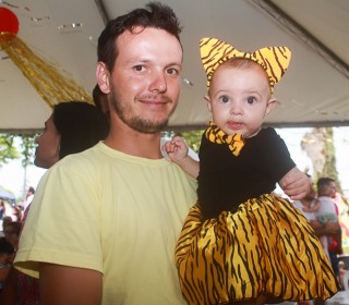 
<a style='margin-left: 5px;' class='btn btn-xs btn-social btn-facebook' href='https://www.facebook.com/sharer/sharer.php?u=https://www.galeramix.com.br/imagem/a64/800-800-90/conteudo/site_galerias/64/carnaval-infantil-casarao-gallotti-tijucas-7.jpg' rel='popup' data-width='500' data-height='400'><i class='fa fa-facebook'></i>Compartilhar <span class='hidden-xs'>no Facebook</span>
</a> 
<a class='btn btn-default btn-xs' target='_blank' href='imagem/a64/800-800-90/conteudo/site_galerias/64/carnaval-infantil-casarao-gallotti-tijucas-7.jpg'>
<span class='glyphicon glyphicon-cloud-download'></span> Salvar
</a>
