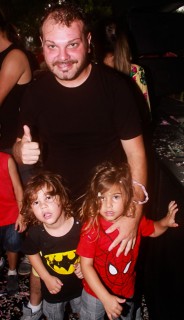 
<a style='margin-left: 5px;' class='btn btn-xs btn-social btn-facebook' href='https://www.facebook.com/sharer/sharer.php?u=https://www.galeramix.com.br/imagem/a64/800-800-90/conteudo/site_galerias/64/carnaval-infantil-casarao-gallotti-tijucas-70.jpg' rel='popup' data-width='500' data-height='400'><i class='fa fa-facebook'></i>Compartilhar <span class='hidden-xs'>no Facebook</span>
</a> 
<a class='btn btn-default btn-xs' target='_blank' href='imagem/a64/800-800-90/conteudo/site_galerias/64/carnaval-infantil-casarao-gallotti-tijucas-70.jpg'>
<span class='glyphicon glyphicon-cloud-download'></span> Salvar
</a>
