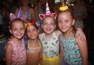 
<a style='margin-left: 5px;' class='btn btn-xs btn-social btn-facebook' href='https://www.facebook.com/sharer/sharer.php?u=https://www.galeramix.com.br/imagem/a64/800-800-90/conteudo/site_galerias/64/carnaval-infantil-casarao-gallotti-tijucas-72.jpg' rel='popup' data-width='500' data-height='400'><i class='fa fa-facebook'></i>Compartilhar <span class='hidden-xs'>no Facebook</span>
</a> 
<a class='btn btn-default btn-xs' target='_blank' href='imagem/a64/800-800-90/conteudo/site_galerias/64/carnaval-infantil-casarao-gallotti-tijucas-72.jpg'>
<span class='glyphicon glyphicon-cloud-download'></span> Salvar
</a>
