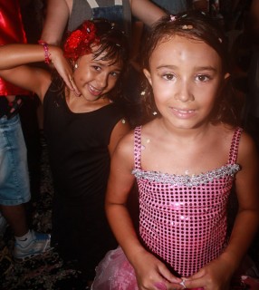 
<a style='margin-left: 5px;' class='btn btn-xs btn-social btn-facebook' href='https://www.facebook.com/sharer/sharer.php?u=https://www.galeramix.com.br/imagem/a64/800-800-90/conteudo/site_galerias/64/carnaval-infantil-casarao-gallotti-tijucas-76.jpg' rel='popup' data-width='500' data-height='400'><i class='fa fa-facebook'></i>Compartilhar <span class='hidden-xs'>no Facebook</span>
</a> 
<a class='btn btn-default btn-xs' target='_blank' href='imagem/a64/800-800-90/conteudo/site_galerias/64/carnaval-infantil-casarao-gallotti-tijucas-76.jpg'>
<span class='glyphicon glyphicon-cloud-download'></span> Salvar
</a>
