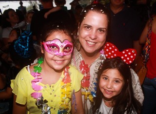 
<a style='margin-left: 5px;' class='btn btn-xs btn-social btn-facebook' href='https://www.facebook.com/sharer/sharer.php?u=https://www.galeramix.com.br/imagem/a64/800-800-90/conteudo/site_galerias/64/carnaval-infantil-casarao-gallotti-tijucas-78.jpg' rel='popup' data-width='500' data-height='400'><i class='fa fa-facebook'></i>Compartilhar <span class='hidden-xs'>no Facebook</span>
</a> 
<a class='btn btn-default btn-xs' target='_blank' href='imagem/a64/800-800-90/conteudo/site_galerias/64/carnaval-infantil-casarao-gallotti-tijucas-78.jpg'>
<span class='glyphicon glyphicon-cloud-download'></span> Salvar
</a>
