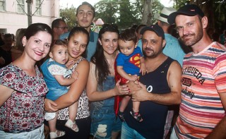 
<a style='margin-left: 5px;' class='btn btn-xs btn-social btn-facebook' href='https://www.facebook.com/sharer/sharer.php?u=https://www.galeramix.com.br/imagem/a64/800-800-90/conteudo/site_galerias/64/carnaval-infantil-casarao-gallotti-tijucas-81.jpg' rel='popup' data-width='500' data-height='400'><i class='fa fa-facebook'></i>Compartilhar <span class='hidden-xs'>no Facebook</span>
</a> 
<a class='btn btn-default btn-xs' target='_blank' href='imagem/a64/800-800-90/conteudo/site_galerias/64/carnaval-infantil-casarao-gallotti-tijucas-81.jpg'>
<span class='glyphicon glyphicon-cloud-download'></span> Salvar
</a>
