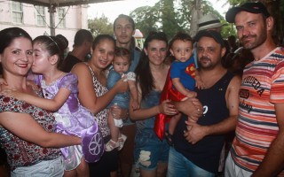 
<a style='margin-left: 5px;' class='btn btn-xs btn-social btn-facebook' href='https://www.facebook.com/sharer/sharer.php?u=https://www.galeramix.com.br/imagem/a64/800-800-90/conteudo/site_galerias/64/carnaval-infantil-casarao-gallotti-tijucas-82.jpg' rel='popup' data-width='500' data-height='400'><i class='fa fa-facebook'></i>Compartilhar <span class='hidden-xs'>no Facebook</span>
</a> 
<a class='btn btn-default btn-xs' target='_blank' href='imagem/a64/800-800-90/conteudo/site_galerias/64/carnaval-infantil-casarao-gallotti-tijucas-82.jpg'>
<span class='glyphicon glyphicon-cloud-download'></span> Salvar
</a>
