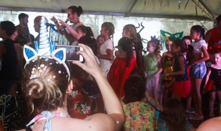 
<a style='margin-left: 5px;' class='btn btn-xs btn-social btn-facebook' href='https://www.facebook.com/sharer/sharer.php?u=https://www.galeramix.com.br/imagem/a64/800-800-90/conteudo/site_galerias/64/carnaval-infantil-casarao-gallotti-tijucas-88.jpg' rel='popup' data-width='500' data-height='400'><i class='fa fa-facebook'></i>Compartilhar <span class='hidden-xs'>no Facebook</span>
</a> 
<a class='btn btn-default btn-xs' target='_blank' href='imagem/a64/800-800-90/conteudo/site_galerias/64/carnaval-infantil-casarao-gallotti-tijucas-88.jpg'>
<span class='glyphicon glyphicon-cloud-download'></span> Salvar
</a>
