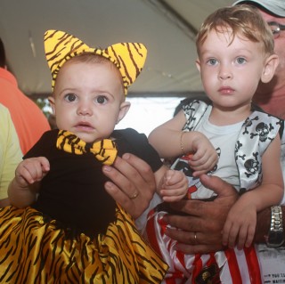 
<a style='margin-left: 5px;' class='btn btn-xs btn-social btn-facebook' href='https://www.facebook.com/sharer/sharer.php?u=https://www.galeramix.com.br/imagem/a64/800-800-90/conteudo/site_galerias/64/carnaval-infantil-casarao-gallotti-tijucas-9.jpg' rel='popup' data-width='500' data-height='400'><i class='fa fa-facebook'></i>Compartilhar <span class='hidden-xs'>no Facebook</span>
</a> 
<a class='btn btn-default btn-xs' target='_blank' href='imagem/a64/800-800-90/conteudo/site_galerias/64/carnaval-infantil-casarao-gallotti-tijucas-9.jpg'>
<span class='glyphicon glyphicon-cloud-download'></span> Salvar
</a>
