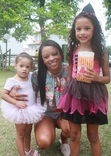 
        <a style='margin-left: 5px;' class='btn btn-xs btn-social btn-facebook' href='https://www.facebook.com/sharer/sharer.php?u=https://www.galeramix.com.br/imagem/a65/800-800-90/conteudo/site_galerias/65/carnaval-infantil-casarao-gallotti-tijucas-galera-mix-16.jpg' rel='popup' data-width='500' data-height='400'><i class='fa fa-facebook'></i>Compartilhar <span class='hidden-xs'>no Facebook</span>
    </a> 
    <a class='btn btn-default btn-xs' target='_blank' href='imagem/a65/800-800-90/conteudo/site_galerias/65/carnaval-infantil-casarao-gallotti-tijucas-galera-mix-16.jpg'>
        <span class='glyphicon glyphicon-cloud-download'></span> Salvar
    </a>
    