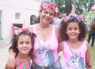 
<a style='margin-left: 5px;' class='btn btn-xs btn-social btn-facebook' href='https://www.facebook.com/sharer/sharer.php?u=https://www.galeramix.com.br/imagem/a65/800-800-90/conteudo/site_galerias/65/carnaval-infantil-casarao-gallotti-tijucas-galera-mix-22.jpg' rel='popup' data-width='500' data-height='400'><i class='fa fa-facebook'></i>Compartilhar <span class='hidden-xs'>no Facebook</span>
</a> 
<a class='btn btn-default btn-xs' target='_blank' href='imagem/a65/800-800-90/conteudo/site_galerias/65/carnaval-infantil-casarao-gallotti-tijucas-galera-mix-22.jpg'>
<span class='glyphicon glyphicon-cloud-download'></span> Salvar
</a>
