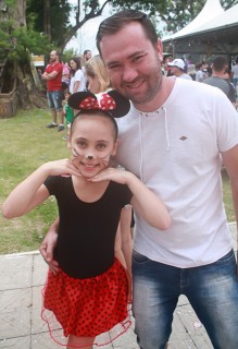 
<a style='margin-left: 5px;' class='btn btn-xs btn-social btn-facebook' href='https://www.facebook.com/sharer/sharer.php?u=https://www.galeramix.com.br/imagem/a65/800-800-90/conteudo/site_galerias/65/carnaval-infantil-casarao-gallotti-tijucas-galera-mix-23.jpg' rel='popup' data-width='500' data-height='400'><i class='fa fa-facebook'></i>Compartilhar <span class='hidden-xs'>no Facebook</span>
</a> 
<a class='btn btn-default btn-xs' target='_blank' href='imagem/a65/800-800-90/conteudo/site_galerias/65/carnaval-infantil-casarao-gallotti-tijucas-galera-mix-23.jpg'>
<span class='glyphicon glyphicon-cloud-download'></span> Salvar
</a>
