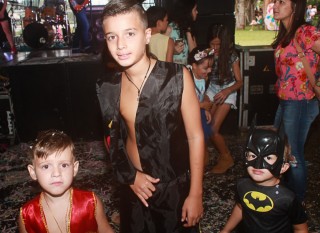 
<a style='margin-left: 5px;' class='btn btn-xs btn-social btn-facebook' href='https://www.facebook.com/sharer/sharer.php?u=https://www.galeramix.com.br/imagem/a65/800-800-90/conteudo/site_galerias/65/carnaval-infantil-casarao-gallotti-tijucas-galera-mix-32.jpg' rel='popup' data-width='500' data-height='400'><i class='fa fa-facebook'></i>Compartilhar <span class='hidden-xs'>no Facebook</span>
</a> 
<a class='btn btn-default btn-xs' target='_blank' href='imagem/a65/800-800-90/conteudo/site_galerias/65/carnaval-infantil-casarao-gallotti-tijucas-galera-mix-32.jpg'>
<span class='glyphicon glyphicon-cloud-download'></span> Salvar
</a>
