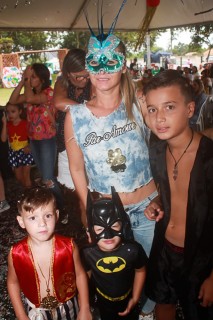 
<a style='margin-left: 5px;' class='btn btn-xs btn-social btn-facebook' href='https://www.facebook.com/sharer/sharer.php?u=https://www.galeramix.com.br/imagem/a65/800-800-90/conteudo/site_galerias/65/carnaval-infantil-casarao-gallotti-tijucas-galera-mix-33.jpg' rel='popup' data-width='500' data-height='400'><i class='fa fa-facebook'></i>Compartilhar <span class='hidden-xs'>no Facebook</span>
</a> 
<a class='btn btn-default btn-xs' target='_blank' href='imagem/a65/800-800-90/conteudo/site_galerias/65/carnaval-infantil-casarao-gallotti-tijucas-galera-mix-33.jpg'>
<span class='glyphicon glyphicon-cloud-download'></span> Salvar
</a>
