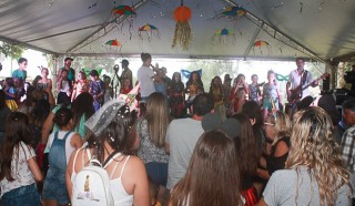 
<a style='margin-left: 5px;' class='btn btn-xs btn-social btn-facebook' href='https://www.facebook.com/sharer/sharer.php?u=https://www.galeramix.com.br/imagem/a65/800-800-90/conteudo/site_galerias/65/carnaval-infantil-casarao-gallotti-tijucas-galera-mix-36.jpg' rel='popup' data-width='500' data-height='400'><i class='fa fa-facebook'></i>Compartilhar <span class='hidden-xs'>no Facebook</span>
</a> 
<a class='btn btn-default btn-xs' target='_blank' href='imagem/a65/800-800-90/conteudo/site_galerias/65/carnaval-infantil-casarao-gallotti-tijucas-galera-mix-36.jpg'>
<span class='glyphicon glyphicon-cloud-download'></span> Salvar
</a>
