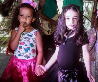 
<a style='margin-left: 5px;' class='btn btn-xs btn-social btn-facebook' href='https://www.facebook.com/sharer/sharer.php?u=https://www.galeramix.com.br/imagem/a65/800-800-90/conteudo/site_galerias/65/carnaval-infantil-casarao-gallotti-tijucas-galera-mix-41.jpg' rel='popup' data-width='500' data-height='400'><i class='fa fa-facebook'></i>Compartilhar <span class='hidden-xs'>no Facebook</span>
</a> 
<a class='btn btn-default btn-xs' target='_blank' href='imagem/a65/800-800-90/conteudo/site_galerias/65/carnaval-infantil-casarao-gallotti-tijucas-galera-mix-41.jpg'>
<span class='glyphicon glyphicon-cloud-download'></span> Salvar
</a>
