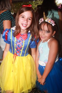 
<a style='margin-left: 5px;' class='btn btn-xs btn-social btn-facebook' href='https://www.facebook.com/sharer/sharer.php?u=https://www.galeramix.com.br/imagem/a65/800-800-90/conteudo/site_galerias/65/carnaval-infantil-casarao-gallotti-tijucas-galera-mix-47.jpg' rel='popup' data-width='500' data-height='400'><i class='fa fa-facebook'></i>Compartilhar <span class='hidden-xs'>no Facebook</span>
</a> 
<a class='btn btn-default btn-xs' target='_blank' href='imagem/a65/800-800-90/conteudo/site_galerias/65/carnaval-infantil-casarao-gallotti-tijucas-galera-mix-47.jpg'>
<span class='glyphicon glyphicon-cloud-download'></span> Salvar
</a>
