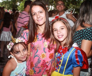 
<a style='margin-left: 5px;' class='btn btn-xs btn-social btn-facebook' href='https://www.facebook.com/sharer/sharer.php?u=https://www.galeramix.com.br/imagem/a65/800-800-90/conteudo/site_galerias/65/carnaval-infantil-casarao-gallotti-tijucas-galera-mix-48.jpg' rel='popup' data-width='500' data-height='400'><i class='fa fa-facebook'></i>Compartilhar <span class='hidden-xs'>no Facebook</span>
</a> 
<a class='btn btn-default btn-xs' target='_blank' href='imagem/a65/800-800-90/conteudo/site_galerias/65/carnaval-infantil-casarao-gallotti-tijucas-galera-mix-48.jpg'>
<span class='glyphicon glyphicon-cloud-download'></span> Salvar
</a>
