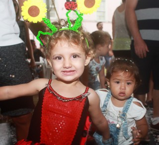 
<a style='margin-left: 5px;' class='btn btn-xs btn-social btn-facebook' href='https://www.facebook.com/sharer/sharer.php?u=https://www.galeramix.com.br/imagem/a65/800-800-90/conteudo/site_galerias/65/carnaval-infantil-casarao-gallotti-tijucas-galera-mix-54.jpg' rel='popup' data-width='500' data-height='400'><i class='fa fa-facebook'></i>Compartilhar <span class='hidden-xs'>no Facebook</span>
</a> 
<a class='btn btn-default btn-xs' target='_blank' href='imagem/a65/800-800-90/conteudo/site_galerias/65/carnaval-infantil-casarao-gallotti-tijucas-galera-mix-54.jpg'>
<span class='glyphicon glyphicon-cloud-download'></span> Salvar
</a>
