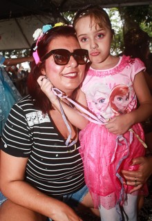 
<a style='margin-left: 5px;' class='btn btn-xs btn-social btn-facebook' href='https://www.facebook.com/sharer/sharer.php?u=https://www.galeramix.com.br/imagem/a65/800-800-90/conteudo/site_galerias/65/carnaval-infantil-casarao-gallotti-tijucas-galera-mix-55.jpg' rel='popup' data-width='500' data-height='400'><i class='fa fa-facebook'></i>Compartilhar <span class='hidden-xs'>no Facebook</span>
</a> 
<a class='btn btn-default btn-xs' target='_blank' href='imagem/a65/800-800-90/conteudo/site_galerias/65/carnaval-infantil-casarao-gallotti-tijucas-galera-mix-55.jpg'>
<span class='glyphicon glyphicon-cloud-download'></span> Salvar
</a>
