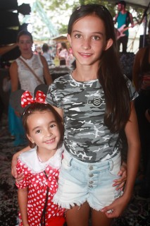 
<a style='margin-left: 5px;' class='btn btn-xs btn-social btn-facebook' href='https://www.facebook.com/sharer/sharer.php?u=https://www.galeramix.com.br/imagem/a65/800-800-90/conteudo/site_galerias/65/carnaval-infantil-casarao-gallotti-tijucas-galera-mix-57.jpg' rel='popup' data-width='500' data-height='400'><i class='fa fa-facebook'></i>Compartilhar <span class='hidden-xs'>no Facebook</span>
</a> 
<a class='btn btn-default btn-xs' target='_blank' href='imagem/a65/800-800-90/conteudo/site_galerias/65/carnaval-infantil-casarao-gallotti-tijucas-galera-mix-57.jpg'>
<span class='glyphicon glyphicon-cloud-download'></span> Salvar
</a>
