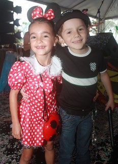 
<a style='margin-left: 5px;' class='btn btn-xs btn-social btn-facebook' href='https://www.facebook.com/sharer/sharer.php?u=https://www.galeramix.com.br/imagem/a65/800-800-90/conteudo/site_galerias/65/carnaval-infantil-casarao-gallotti-tijucas-galera-mix-58.jpg' rel='popup' data-width='500' data-height='400'><i class='fa fa-facebook'></i>Compartilhar <span class='hidden-xs'>no Facebook</span>
</a> 
<a class='btn btn-default btn-xs' target='_blank' href='imagem/a65/800-800-90/conteudo/site_galerias/65/carnaval-infantil-casarao-gallotti-tijucas-galera-mix-58.jpg'>
<span class='glyphicon glyphicon-cloud-download'></span> Salvar
</a>
