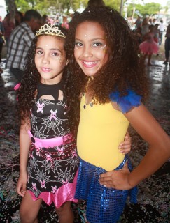 
<a style='margin-left: 5px;' class='btn btn-xs btn-social btn-facebook' href='https://www.facebook.com/sharer/sharer.php?u=https://www.galeramix.com.br/imagem/a65/800-800-90/conteudo/site_galerias/65/carnaval-infantil-casarao-gallotti-tijucas-galera-mix-60.jpg' rel='popup' data-width='500' data-height='400'><i class='fa fa-facebook'></i>Compartilhar <span class='hidden-xs'>no Facebook</span>
</a> 
<a class='btn btn-default btn-xs' target='_blank' href='imagem/a65/800-800-90/conteudo/site_galerias/65/carnaval-infantil-casarao-gallotti-tijucas-galera-mix-60.jpg'>
<span class='glyphicon glyphicon-cloud-download'></span> Salvar
</a>
