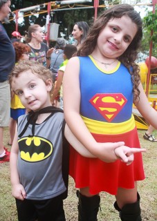 
<a style='margin-left: 5px;' class='btn btn-xs btn-social btn-facebook' href='https://www.facebook.com/sharer/sharer.php?u=https://www.galeramix.com.br/imagem/a65/800-800-90/conteudo/site_galerias/65/carnaval-infantil-casarao-gallotti-tijucas-galera-mix-65.jpg' rel='popup' data-width='500' data-height='400'><i class='fa fa-facebook'></i>Compartilhar <span class='hidden-xs'>no Facebook</span>
</a> 
<a class='btn btn-default btn-xs' target='_blank' href='imagem/a65/800-800-90/conteudo/site_galerias/65/carnaval-infantil-casarao-gallotti-tijucas-galera-mix-65.jpg'>
<span class='glyphicon glyphicon-cloud-download'></span> Salvar
</a>
