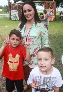 
<a style='margin-left: 5px;' class='btn btn-xs btn-social btn-facebook' href='https://www.facebook.com/sharer/sharer.php?u=https://www.galeramix.com.br/imagem/a65/800-800-90/conteudo/site_galerias/65/carnaval-infantil-casarao-gallotti-tijucas-galera-mix-69.jpg' rel='popup' data-width='500' data-height='400'><i class='fa fa-facebook'></i>Compartilhar <span class='hidden-xs'>no Facebook</span>
</a> 
<a class='btn btn-default btn-xs' target='_blank' href='imagem/a65/800-800-90/conteudo/site_galerias/65/carnaval-infantil-casarao-gallotti-tijucas-galera-mix-69.jpg'>
<span class='glyphicon glyphicon-cloud-download'></span> Salvar
</a>
