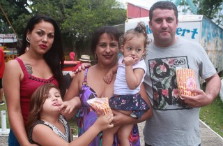 
<a style='margin-left: 5px;' class='btn btn-xs btn-social btn-facebook' href='https://www.facebook.com/sharer/sharer.php?u=https://www.galeramix.com.br/imagem/a65/800-800-90/conteudo/site_galerias/65/carnaval-infantil-casarao-gallotti-tijucas-galera-mix-73.jpg' rel='popup' data-width='500' data-height='400'><i class='fa fa-facebook'></i>Compartilhar <span class='hidden-xs'>no Facebook</span>
</a> 
<a class='btn btn-default btn-xs' target='_blank' href='imagem/a65/800-800-90/conteudo/site_galerias/65/carnaval-infantil-casarao-gallotti-tijucas-galera-mix-73.jpg'>
<span class='glyphicon glyphicon-cloud-download'></span> Salvar
</a>
