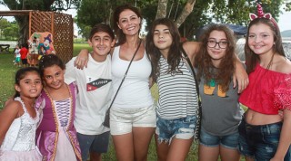 
<a style='margin-left: 5px;' class='btn btn-xs btn-social btn-facebook' href='https://www.facebook.com/sharer/sharer.php?u=https://www.galeramix.com.br/imagem/a65/800-800-90/conteudo/site_galerias/65/carnaval-infantil-casarao-gallotti-tijucas-galera-mix-75.jpg' rel='popup' data-width='500' data-height='400'><i class='fa fa-facebook'></i>Compartilhar <span class='hidden-xs'>no Facebook</span>
</a> 
<a class='btn btn-default btn-xs' target='_blank' href='imagem/a65/800-800-90/conteudo/site_galerias/65/carnaval-infantil-casarao-gallotti-tijucas-galera-mix-75.jpg'>
<span class='glyphicon glyphicon-cloud-download'></span> Salvar
</a>
