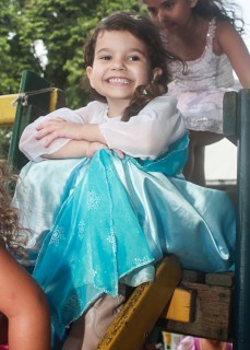 
<a style='margin-left: 5px;' class='btn btn-xs btn-social btn-facebook' href='https://www.facebook.com/sharer/sharer.php?u=https://www.galeramix.com.br/imagem/a65/800-800-90/conteudo/site_galerias/65/carnaval-infantil-casarao-gallotti-tijucas-galera-mix-76.jpg' rel='popup' data-width='500' data-height='400'><i class='fa fa-facebook'></i>Compartilhar <span class='hidden-xs'>no Facebook</span>
</a> 
<a class='btn btn-default btn-xs' target='_blank' href='imagem/a65/800-800-90/conteudo/site_galerias/65/carnaval-infantil-casarao-gallotti-tijucas-galera-mix-76.jpg'>
<span class='glyphicon glyphicon-cloud-download'></span> Salvar
</a>
