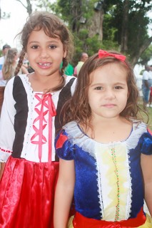 
<a style='margin-left: 5px;' class='btn btn-xs btn-social btn-facebook' href='https://www.facebook.com/sharer/sharer.php?u=https://www.galeramix.com.br/imagem/a65/800-800-90/conteudo/site_galerias/65/carnaval-infantil-casarao-gallotti-tijucas-galera-mix-79.jpg' rel='popup' data-width='500' data-height='400'><i class='fa fa-facebook'></i>Compartilhar <span class='hidden-xs'>no Facebook</span>
</a> 
<a class='btn btn-default btn-xs' target='_blank' href='imagem/a65/800-800-90/conteudo/site_galerias/65/carnaval-infantil-casarao-gallotti-tijucas-galera-mix-79.jpg'>
<span class='glyphicon glyphicon-cloud-download'></span> Salvar
</a>
