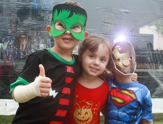 
<a style='margin-left: 5px;' class='btn btn-xs btn-social btn-facebook' href='https://www.facebook.com/sharer/sharer.php?u=https://www.galeramix.com.br/imagem/a65/800-800-90/conteudo/site_galerias/65/carnaval-infantil-casarao-gallotti-tijucas-galera-mix-8.jpg' rel='popup' data-width='500' data-height='400'><i class='fa fa-facebook'></i>Compartilhar <span class='hidden-xs'>no Facebook</span>
</a> 
<a class='btn btn-default btn-xs' target='_blank' href='imagem/a65/800-800-90/conteudo/site_galerias/65/carnaval-infantil-casarao-gallotti-tijucas-galera-mix-8.jpg'>
<span class='glyphicon glyphicon-cloud-download'></span> Salvar
</a>
