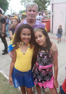 
<a style='margin-left: 5px;' class='btn btn-xs btn-social btn-facebook' href='https://www.facebook.com/sharer/sharer.php?u=https://www.galeramix.com.br/imagem/a65/800-800-90/conteudo/site_galerias/65/carnaval-infantil-casarao-gallotti-tijucas-galera-mix-87.jpg' rel='popup' data-width='500' data-height='400'><i class='fa fa-facebook'></i>Compartilhar <span class='hidden-xs'>no Facebook</span>
</a> 
<a class='btn btn-default btn-xs' target='_blank' href='imagem/a65/800-800-90/conteudo/site_galerias/65/carnaval-infantil-casarao-gallotti-tijucas-galera-mix-87.jpg'>
<span class='glyphicon glyphicon-cloud-download'></span> Salvar
</a>
