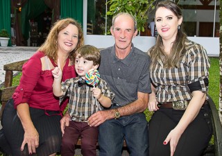 
<a style='margin-left: 5px;' class='btn btn-xs btn-social btn-facebook' href='https://www.facebook.com/sharer/sharer.php?u=https://www.galeramix.com.br/imagem/a66/800-800-90/conteudo/site_galerias/66/pi-2-anos-21.jpg' rel='popup' data-width='500' data-height='400'><i class='fa fa-facebook'></i>Compartilhar <span class='hidden-xs'>no Facebook</span>
</a> 
<a class='btn btn-default btn-xs' target='_blank' href='imagem/a66/800-800-90/conteudo/site_galerias/66/pi-2-anos-21.jpg'>
<span class='glyphicon glyphicon-cloud-download'></span> Salvar
</a>
