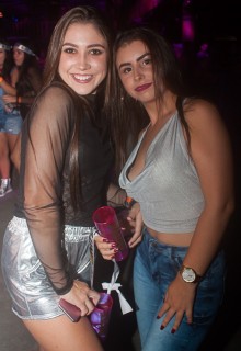 
                        <a style='margin-left: 5px;' class='btn btn-xs btn-social btn-facebook' href='https://www.facebook.com/sharer/sharer.php?u=https://www.galeramix.com.br/imagem/a67/800-800-90/conteudo/site_galerias/67/annita-petry-galera-mix-100.jpg' rel='popup' data-width='500' data-height='400'><i class='fa fa-facebook'></i>Compartilhar <span class='hidden-xs'>no Facebook</span>
                    </a> 
                    <a class='btn btn-default btn-xs' target='_blank' href='imagem/a67/800-800-90/conteudo/site_galerias/67/annita-petry-galera-mix-100.jpg'>
                        <span class='glyphicon glyphicon-cloud-download'></span> Salvar
                    </a>
                    