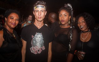 
    <a style='margin-left: 5px;' class='btn btn-xs btn-social btn-facebook' href='https://www.facebook.com/sharer/sharer.php?u=https://www.galeramix.com.br/imagem/a67/800-800-90/conteudo/site_galerias/67/annita-petry-galera-mix-105.jpg' rel='popup' data-width='500' data-height='400'><i class='fa fa-facebook'></i>Compartilhar <span class='hidden-xs'>no Facebook</span>
</a> 
<a class='btn btn-default btn-xs' target='_blank' href='imagem/a67/800-800-90/conteudo/site_galerias/67/annita-petry-galera-mix-105.jpg'>
    <span class='glyphicon glyphicon-cloud-download'></span> Salvar
</a>
