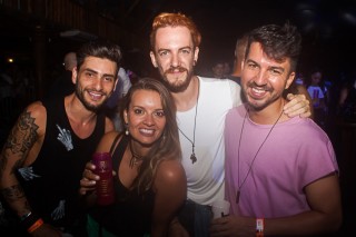 
<a style='margin-left: 5px;' class='btn btn-xs btn-social btn-facebook' href='https://www.facebook.com/sharer/sharer.php?u=https://www.galeramix.com.br/imagem/a67/800-800-90/conteudo/site_galerias/67/annita-petry-galera-mix-106.jpg' rel='popup' data-width='500' data-height='400'><i class='fa fa-facebook'></i>Compartilhar <span class='hidden-xs'>no Facebook</span>
</a> 
<a class='btn btn-default btn-xs' target='_blank' href='imagem/a67/800-800-90/conteudo/site_galerias/67/annita-petry-galera-mix-106.jpg'>
<span class='glyphicon glyphicon-cloud-download'></span> Salvar
</a>
