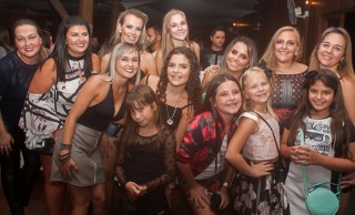 
<a style='margin-left: 5px;' class='btn btn-xs btn-social btn-facebook' href='https://www.facebook.com/sharer/sharer.php?u=https://www.galeramix.com.br/imagem/a67/800-800-90/conteudo/site_galerias/67/annita-petry-galera-mix-124.jpg' rel='popup' data-width='500' data-height='400'><i class='fa fa-facebook'></i>Compartilhar <span class='hidden-xs'>no Facebook</span>
</a> 
<a class='btn btn-default btn-xs' target='_blank' href='imagem/a67/800-800-90/conteudo/site_galerias/67/annita-petry-galera-mix-124.jpg'>
<span class='glyphicon glyphicon-cloud-download'></span> Salvar
</a>
