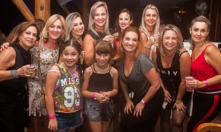 
<a style='margin-left: 5px;' class='btn btn-xs btn-social btn-facebook' href='https://www.facebook.com/sharer/sharer.php?u=https://www.galeramix.com.br/imagem/a67/800-800-90/conteudo/site_galerias/67/annita-petry-galera-mix-147.jpg' rel='popup' data-width='500' data-height='400'><i class='fa fa-facebook'></i>Compartilhar <span class='hidden-xs'>no Facebook</span>
</a> 
<a class='btn btn-default btn-xs' target='_blank' href='imagem/a67/800-800-90/conteudo/site_galerias/67/annita-petry-galera-mix-147.jpg'>
<span class='glyphicon glyphicon-cloud-download'></span> Salvar
</a>
