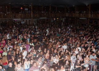 
<a style='margin-left: 5px;' class='btn btn-xs btn-social btn-facebook' href='https://www.facebook.com/sharer/sharer.php?u=https://www.galeramix.com.br/imagem/a67/800-800-90/conteudo/site_galerias/67/annita-petry-galera-mix-159.jpg' rel='popup' data-width='500' data-height='400'><i class='fa fa-facebook'></i>Compartilhar <span class='hidden-xs'>no Facebook</span>
</a> 
<a class='btn btn-default btn-xs' target='_blank' href='imagem/a67/800-800-90/conteudo/site_galerias/67/annita-petry-galera-mix-159.jpg'>
<span class='glyphicon glyphicon-cloud-download'></span> Salvar
</a>
