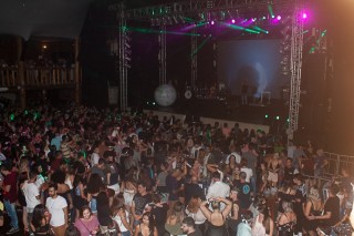 
<a style='margin-left: 5px;' class='btn btn-xs btn-social btn-facebook' href='https://www.facebook.com/sharer/sharer.php?u=https://www.galeramix.com.br/imagem/a67/800-800-90/conteudo/site_galerias/67/annita-petry-galera-mix-162.jpg' rel='popup' data-width='500' data-height='400'><i class='fa fa-facebook'></i>Compartilhar <span class='hidden-xs'>no Facebook</span>
</a> 
<a class='btn btn-default btn-xs' target='_blank' href='imagem/a67/800-800-90/conteudo/site_galerias/67/annita-petry-galera-mix-162.jpg'>
<span class='glyphicon glyphicon-cloud-download'></span> Salvar
</a>
