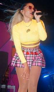 
<a style='margin-left: 5px;' class='btn btn-xs btn-social btn-facebook' href='https://www.facebook.com/sharer/sharer.php?u=https://www.galeramix.com.br/imagem/a67/800-800-90/conteudo/site_galerias/67/annita-petry-galera-mix-17.jpg' rel='popup' data-width='500' data-height='400'><i class='fa fa-facebook'></i>Compartilhar <span class='hidden-xs'>no Facebook</span>
</a> 
<a class='btn btn-default btn-xs' target='_blank' href='imagem/a67/800-800-90/conteudo/site_galerias/67/annita-petry-galera-mix-17.jpg'>
<span class='glyphicon glyphicon-cloud-download'></span> Salvar
</a>
