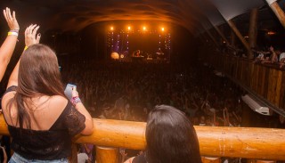 
<a style='margin-left: 5px;' class='btn btn-xs btn-social btn-facebook' href='https://www.facebook.com/sharer/sharer.php?u=https://www.galeramix.com.br/imagem/a67/800-800-90/conteudo/site_galerias/67/annita-petry-galera-mix-182.jpg' rel='popup' data-width='500' data-height='400'><i class='fa fa-facebook'></i>Compartilhar <span class='hidden-xs'>no Facebook</span>
</a> 
<a class='btn btn-default btn-xs' target='_blank' href='imagem/a67/800-800-90/conteudo/site_galerias/67/annita-petry-galera-mix-182.jpg'>
<span class='glyphicon glyphicon-cloud-download'></span> Salvar
</a>
