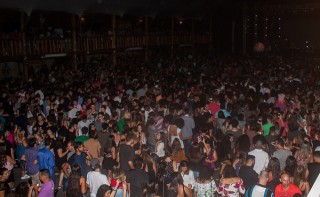 
<a style='margin-left: 5px;' class='btn btn-xs btn-social btn-facebook' href='https://www.facebook.com/sharer/sharer.php?u=https://www.galeramix.com.br/imagem/a67/800-800-90/conteudo/site_galerias/67/annita-petry-galera-mix-183.jpg' rel='popup' data-width='500' data-height='400'><i class='fa fa-facebook'></i>Compartilhar <span class='hidden-xs'>no Facebook</span>
</a> 
<a class='btn btn-default btn-xs' target='_blank' href='imagem/a67/800-800-90/conteudo/site_galerias/67/annita-petry-galera-mix-183.jpg'>
<span class='glyphicon glyphicon-cloud-download'></span> Salvar
</a>
