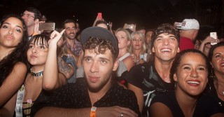 
<a style='margin-left: 5px;' class='btn btn-xs btn-social btn-facebook' href='https://www.facebook.com/sharer/sharer.php?u=https://www.galeramix.com.br/imagem/a67/800-800-90/conteudo/site_galerias/67/annita-petry-galera-mix-205.jpg' rel='popup' data-width='500' data-height='400'><i class='fa fa-facebook'></i>Compartilhar <span class='hidden-xs'>no Facebook</span>
</a> 
<a class='btn btn-default btn-xs' target='_blank' href='imagem/a67/800-800-90/conteudo/site_galerias/67/annita-petry-galera-mix-205.jpg'>
<span class='glyphicon glyphicon-cloud-download'></span> Salvar
</a>
