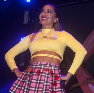 
<a style='margin-left: 5px;' class='btn btn-xs btn-social btn-facebook' href='https://www.facebook.com/sharer/sharer.php?u=https://www.galeramix.com.br/imagem/a67/800-800-90/conteudo/site_galerias/67/annita-petry-galera-mix-3.jpg' rel='popup' data-width='500' data-height='400'><i class='fa fa-facebook'></i>Compartilhar <span class='hidden-xs'>no Facebook</span>
</a> 
<a class='btn btn-default btn-xs' target='_blank' href='imagem/a67/800-800-90/conteudo/site_galerias/67/annita-petry-galera-mix-3.jpg'>
<span class='glyphicon glyphicon-cloud-download'></span> Salvar
</a>
