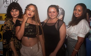 
<a style='margin-left: 5px;' class='btn btn-xs btn-social btn-facebook' href='https://www.facebook.com/sharer/sharer.php?u=https://www.galeramix.com.br/imagem/a67/800-800-90/conteudo/site_galerias/67/annita-petry-galera-mix-33.jpg' rel='popup' data-width='500' data-height='400'><i class='fa fa-facebook'></i>Compartilhar <span class='hidden-xs'>no Facebook</span>
</a> 
<a class='btn btn-default btn-xs' target='_blank' href='imagem/a67/800-800-90/conteudo/site_galerias/67/annita-petry-galera-mix-33.jpg'>
<span class='glyphicon glyphicon-cloud-download'></span> Salvar
</a>
