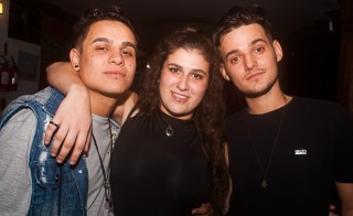 
<a style='margin-left: 5px;' class='btn btn-xs btn-social btn-facebook' href='https://www.facebook.com/sharer/sharer.php?u=https://www.galeramix.com.br/imagem/a67/800-800-90/conteudo/site_galerias/67/annita-petry-galera-mix-36.jpg' rel='popup' data-width='500' data-height='400'><i class='fa fa-facebook'></i>Compartilhar <span class='hidden-xs'>no Facebook</span>
</a> 
<a class='btn btn-default btn-xs' target='_blank' href='imagem/a67/800-800-90/conteudo/site_galerias/67/annita-petry-galera-mix-36.jpg'>
<span class='glyphicon glyphicon-cloud-download'></span> Salvar
</a>
