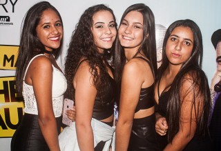 
<a style='margin-left: 5px;' class='btn btn-xs btn-social btn-facebook' href='https://www.facebook.com/sharer/sharer.php?u=https://www.galeramix.com.br/imagem/a67/800-800-90/conteudo/site_galerias/67/annita-petry-galera-mix-55.jpg' rel='popup' data-width='500' data-height='400'><i class='fa fa-facebook'></i>Compartilhar <span class='hidden-xs'>no Facebook</span>
</a> 
<a class='btn btn-default btn-xs' target='_blank' href='imagem/a67/800-800-90/conteudo/site_galerias/67/annita-petry-galera-mix-55.jpg'>
<span class='glyphicon glyphicon-cloud-download'></span> Salvar
</a>
