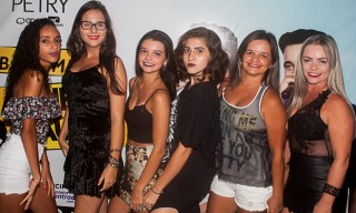 
<a style='margin-left: 5px;' class='btn btn-xs btn-social btn-facebook' href='https://www.facebook.com/sharer/sharer.php?u=https://www.galeramix.com.br/imagem/a67/800-800-90/conteudo/site_galerias/67/annita-petry-galera-mix-60.jpg' rel='popup' data-width='500' data-height='400'><i class='fa fa-facebook'></i>Compartilhar <span class='hidden-xs'>no Facebook</span>
</a> 
<a class='btn btn-default btn-xs' target='_blank' href='imagem/a67/800-800-90/conteudo/site_galerias/67/annita-petry-galera-mix-60.jpg'>
<span class='glyphicon glyphicon-cloud-download'></span> Salvar
</a>
