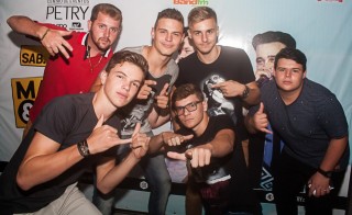 
<a style='margin-left: 5px;' class='btn btn-xs btn-social btn-facebook' href='https://www.facebook.com/sharer/sharer.php?u=https://www.galeramix.com.br/imagem/a67/800-800-90/conteudo/site_galerias/67/annita-petry-galera-mix-70.jpg' rel='popup' data-width='500' data-height='400'><i class='fa fa-facebook'></i>Compartilhar <span class='hidden-xs'>no Facebook</span>
</a> 
<a class='btn btn-default btn-xs' target='_blank' href='imagem/a67/800-800-90/conteudo/site_galerias/67/annita-petry-galera-mix-70.jpg'>
<span class='glyphicon glyphicon-cloud-download'></span> Salvar
</a>
